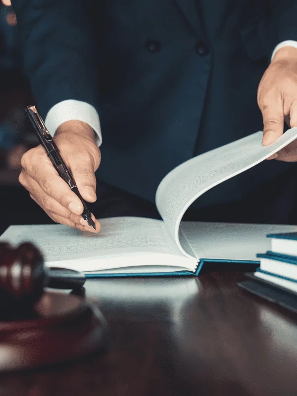 Abogado en Tenerife Sur firmando documentos legales para sus clientes de civil y penal